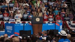 <p>Cuando la vicepresidenta Kamala Harris comenzó su discurso en una parada de campaña en Arizona, un grupo de manifestantes comenzó a corear a su derecha. A la CNN no le quedó claro qué decían exactamente.</p>