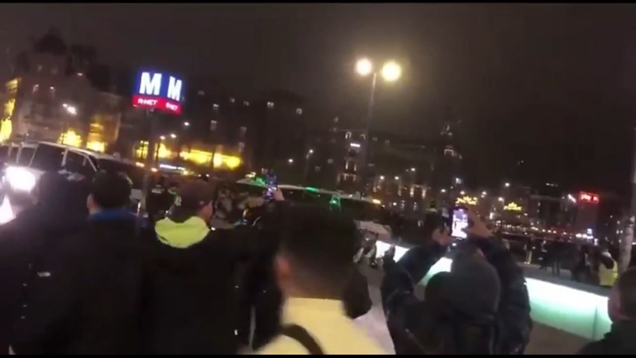 <p>Varios hinchas israelíes del club de fútbol Maccabi fueron atacados y golpeados en Amsterdam en la noche de este jueves, en lo que el gobierno de Países Bajos califica como "un ataque antisemita"; la policía confirmó que 62 personas fueron arrestadas y al menos 10 ciudadanos israelíes resultaron heridos. La tensión entre Francia e Israel aumenta, luego de que dos miembros consulares franceses fueran detenidos por la policía israelí y se negaran a identificarse al tratar de ingresar a la iglesia Eleona, en el monte de Los Olivos. La casa de subastas Reeman Dansie dijo que un pedazo del pastel de bodas de la reina Isabel II y el principe Felipe se subastó en US$ 2.800.</p>