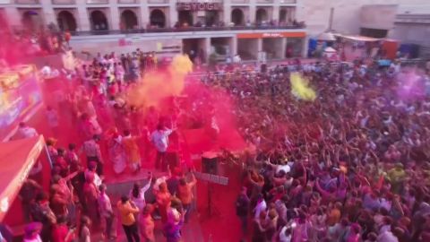 <p>Devotos celebraron el festival de colores Holi y disfrutaron de espectáculos culturales para conmemorar el inicio de la primavera en el templo dedicado a la deidad “Lord Shiva”. Mira las imágenes del festival.</p>
