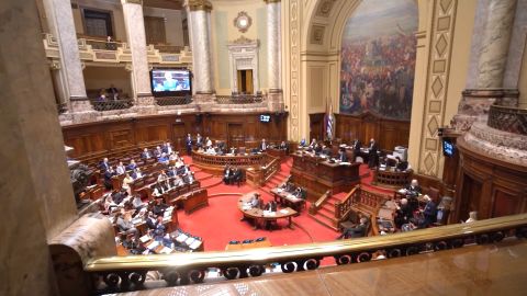 <p>Uruguay dio el primer paso hacia la regularización de la eutanasia, luego de que la Cámara de Representantes aprobara por mayoría el proyecto de ley 'Muerte Digna' para enfermedades incurables. Tras un debate que se extendió más de 12 horas, 64 diputados votaron a favor mientras que otros 29 en contra. ¿Qué implica esta ley? Darío Klein, desde Montevideo, explica los detalles.</p>