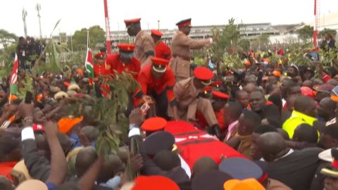 <p>Crowds gather at Nairobi airport as Kenya's PM from 2008-2013 body arrives ahead of funeral. </p>