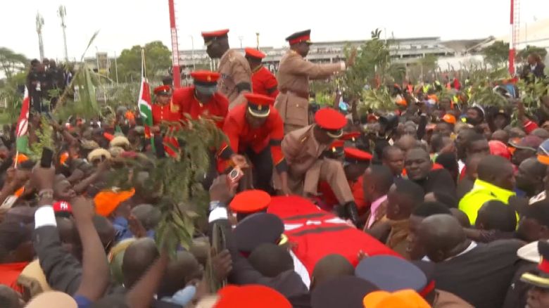 <p>Crowds gather at Nairobi airport as Kenya's PM from 2008-2013 body arrives ahead of funeral. </p>