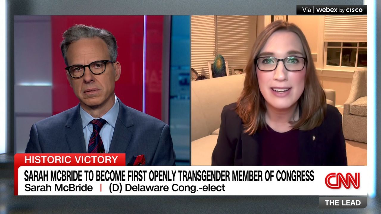 Onlayn porno tomosha qilish: Otasi busty qizini sikadi