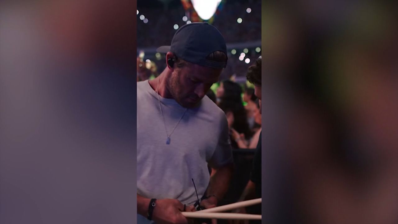 <p>l actor de “Thor” Chris Hemsworth sorprendió a sus fans con un nuevo papel tras la batería en un concierto de Ed Sheeran en Bucarest, Rumania.</p>