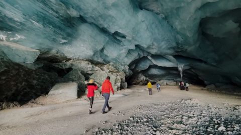 <p>Estas impactantes cuevas de hielo están fascinando a los turistas que visitan el este de Suiza. Las cavernas se encuentran en el <a href="/2024/10/29/glaciar-antartida-largar-humo-espacio-trax">glaciar</a> Morteratsch y se conforman gracias a las condiciones heladas durante los meses de invierno.</p>