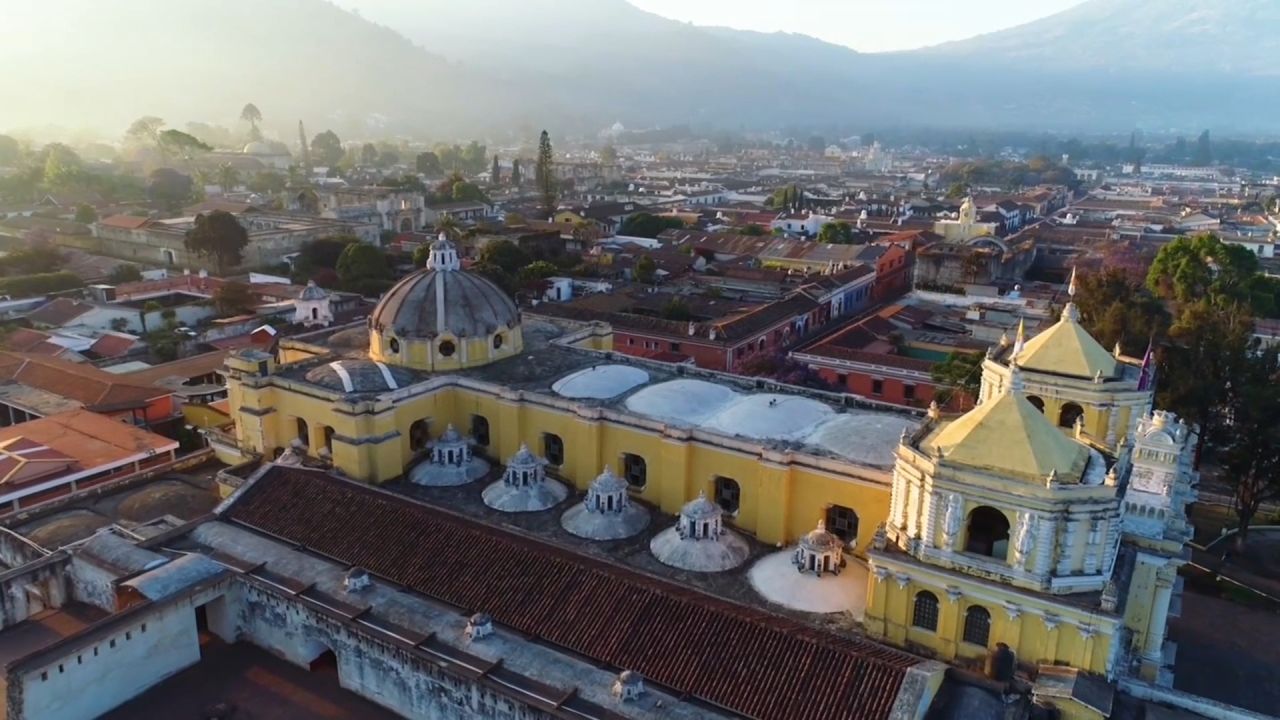 <p>Conoce los paisajes de Antigua, capital de la Capitanía General de Guatemala, desde la visión de José María Magaña Juárez, Ex conservador de Antigua. Su historia, la mezcla de culturas y sus tradiciones se traducen en una experiencia única para el viajero.</p>