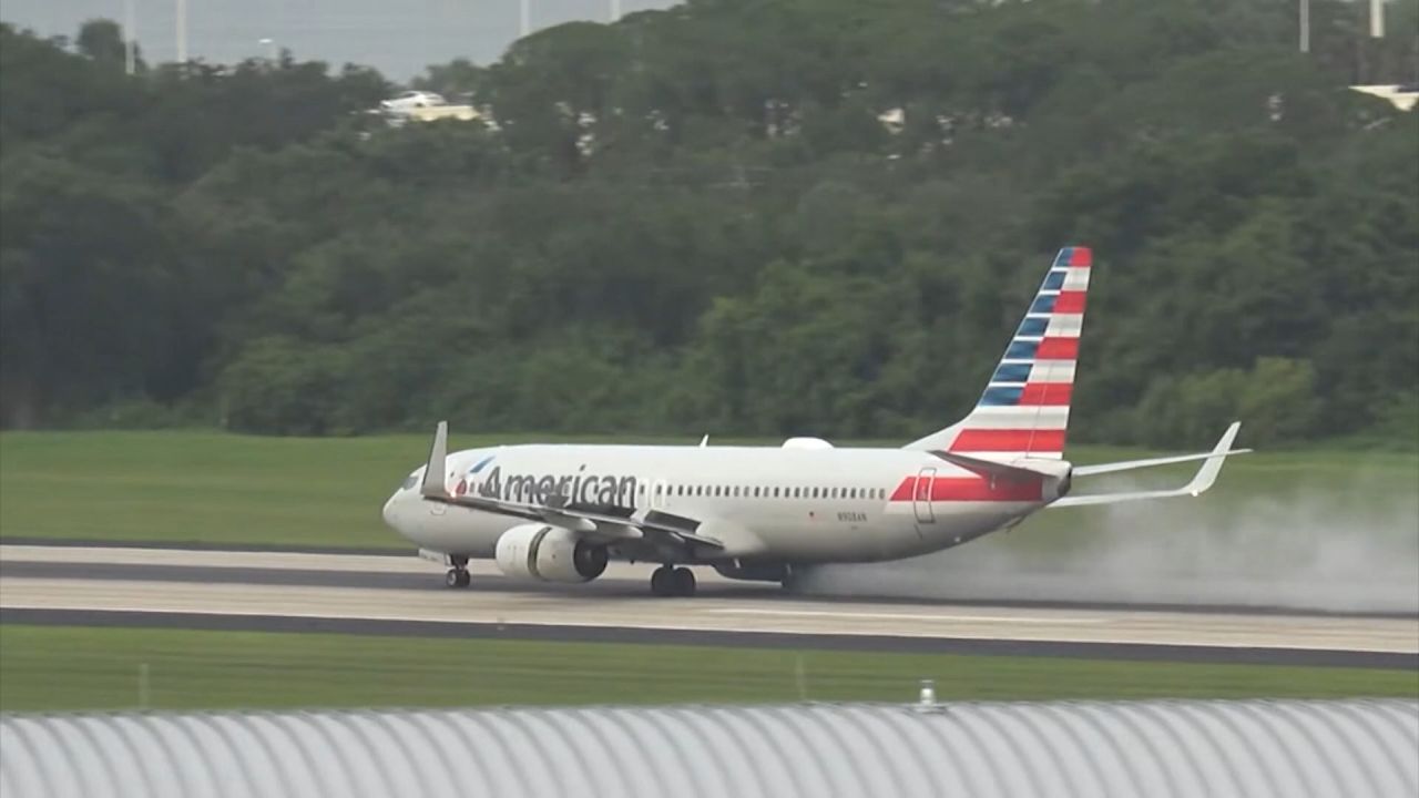 <p>Un vuelo de American Airlines que viajaba de Tampa a Phoenix abortó su despegue después de que <strong>el </strong>humo saliera de los neumáticos. No se reportaron heridos.</p>