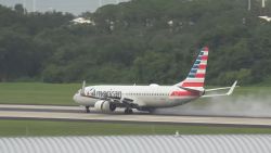 <p>Un vuelo de American Airlines que viajaba de Tampa a Phoenix abortó su despegue después de que <strong>el </strong>humo saliera de los neumáticos. No se reportaron heridos.</p>