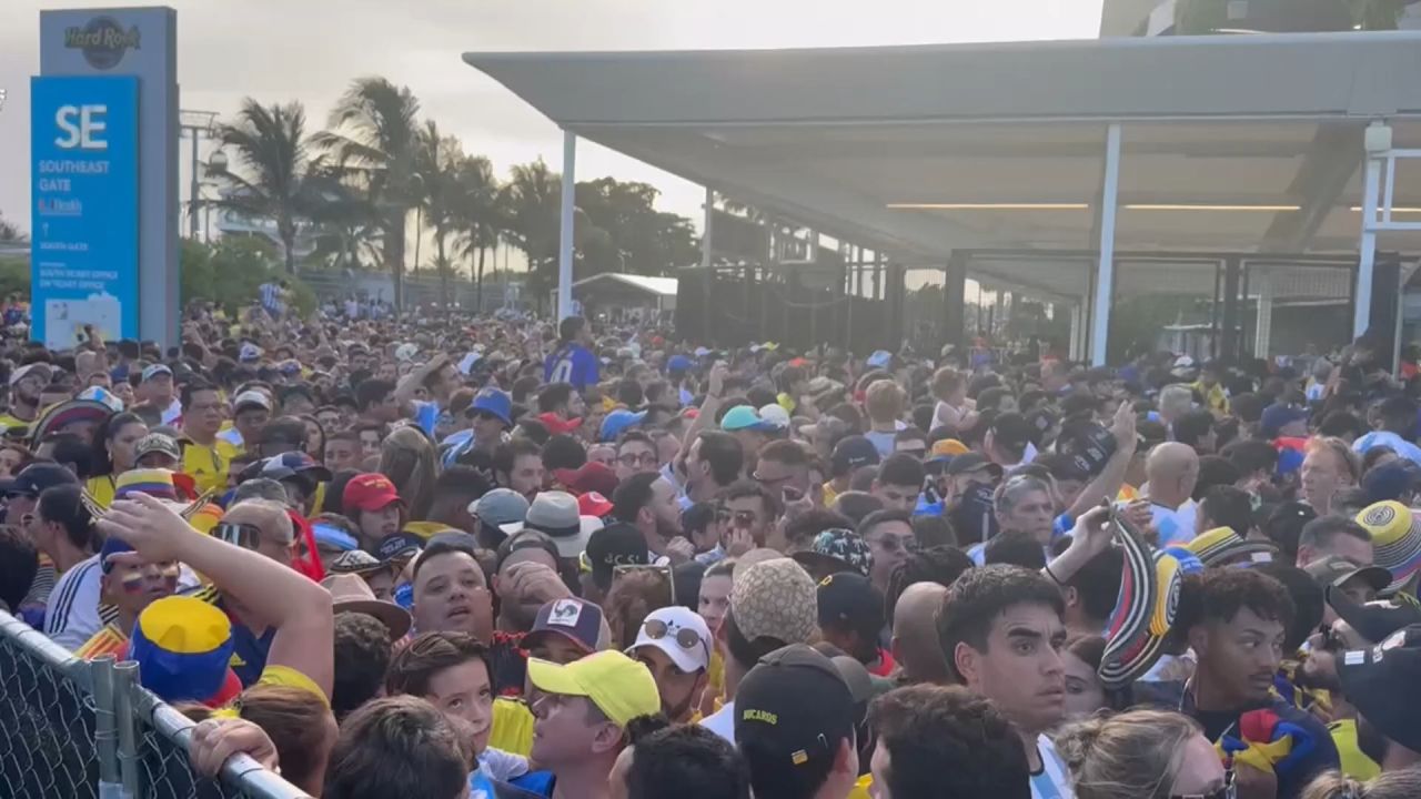 <p>Horas antes de que Argentina y Colombia se enfrenten en la final de la Copa América, se reportaron múltiples incidentes de aficionados sin boletos intentando entrar al estadio Hard Rock, en Miami. Como respuesta, el estadio detuvo el acceso, lo que provocó disputas entre los aficionados y los miembros de seguridad del estadio.</p>