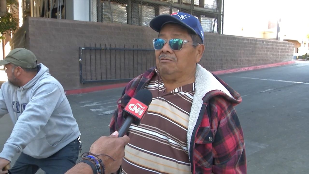 Este martes, el Concejo Municipal de Los Ángeles aprobó una orden para convertir en “Ciudad Santuario” a Los Ángeles, la segunda urbe más grande del país, con el fin de proteger a la comunidad migrante. Mientras tanto, jornaleros de la zona temen que el presidente electo Donald Trump cumpla la promesa de realizar deportaciones masivas de migrantes indocumentados.