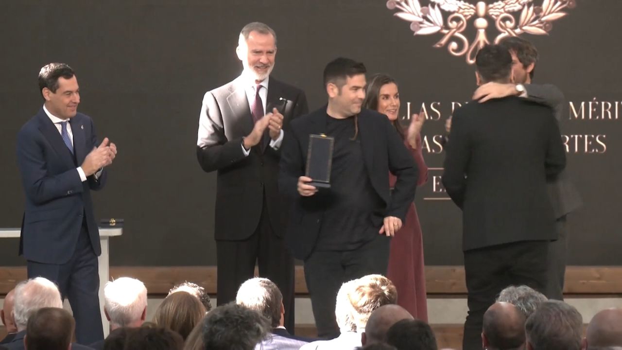 <p>Los hermanos Muñoz, de Estopa, rompieron el protocolo durante la entrega de las medallas de oro al Mérito en las Bellas Artes 2023 para sacarse una foto con los reyes de España. Así fue la reacción de Felipe y Letizia.</p>