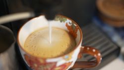 

<p>El 1 de octubre se celebra el Día Internacional del Café, pero los consumidores en Estados Unidos no tienen mucho para festejar: los precios no paran de subir. En Brasil, las complicaciones para los productores tampoco son una buena noticia. Los aranceles del presidente Donald Trump sacudieron a toda la industria. Pero, tras verse cara a cara con Lula da Silva en la ONU, la situación podría cambiar. El informe es de Manuela Castro.</p>
<p>» onload=»this.classList.remove(‘image__dam-img–loading’)» onerror=»imageLoadError(this)» height=»1080″ width=»1920″></picture>     </div>
<div>
<p>Desde exportadores a pequeñas cafeterías, ¿cómo el conflicto político entre Lula y Trump ha afectado la industria?                 </p>
<div>
<p><span>                                     <svg width=