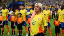 <p>La cantante colombiana Karol G fue invitada para cantar el himno nacional de Colombia en la final contra Argentina en el Hard Rock Stadium de Miami. El retraso del partido hizo que se jugara el encuentro una hora después de lo estipulado.</p>