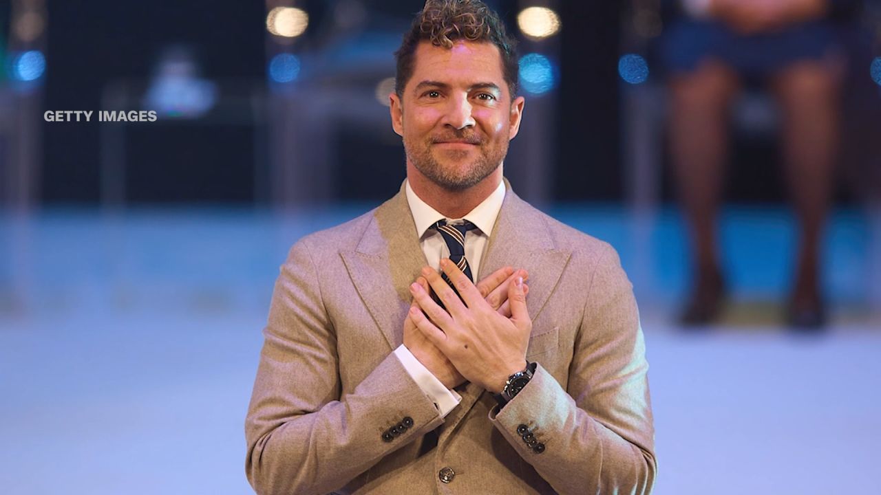 <p>El cantante español David Bisbal se volvió viral luego de compartir en su cuenta de Instagram la tierna conversación que entabló con su hijo de 5 años, Matteo, quien lo cuestiona sobre porque la gente lo saluda.</p>