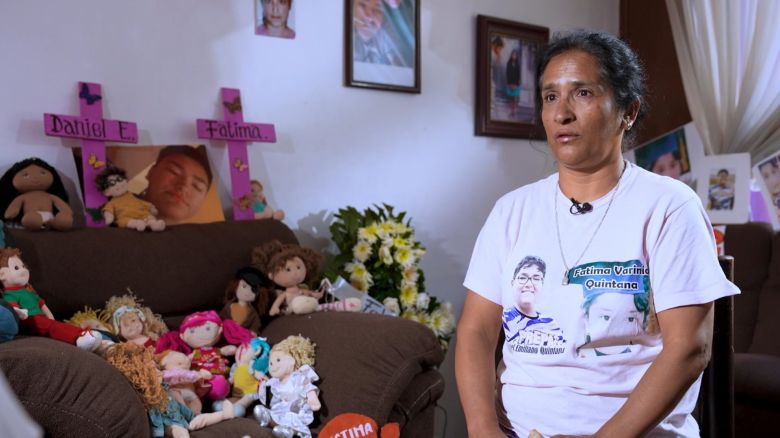 <p>El <a href="/2025/05/16/mexico/video/feminicidio-valeria-marquez-asesinato-violencia-mujeres-trax">feminicidio</a> de Fátima Quintana, ocurrido hace una década, logró algo inédito: el reconocimiento de la Suprema Corte a sus padres, Lorena y Jesús, como víctimas colaterales de este crimen. La reparación del daño incluye la construcción de una estatua de su hija, pero el dolor de sus padres va mucho más allá. Valeria León platicó con ellos, esta es la historia.</p>
