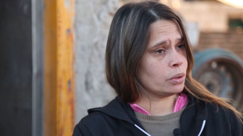 <p>Una mujer de la provincia de San Luis, <a href="/argentina">Argentina</a>, recibió por error una millonaria transferencia del Gobierno local en su cuenta bancaria, a la que habitualmente el padre de uno de sus cuatro hijos le deposita dinero por una cuota alimentaria. La mujer dijo que pensó que se trataba de un “regalo de Dios” y compró varios productos e hizo más de 60 transferencias de dinero a familiares, según su abogado, Hernán Echevarría. Ahora, ella y el resto de los que recibieron el dinero enfrentan una denuncia de las autoridades. Pablo Oro preparó este reporte.</p>