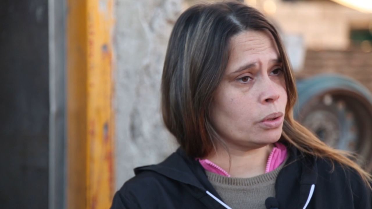 <p>Una mujer de la provincia de San Luis, <a href="/argentina">Argentina</a>, recibió por error una millonaria transferencia del Gobierno local en su cuenta bancaria, a la que habitualmente el padre de uno de sus cuatro hijos le deposita dinero por una cuota alimentaria. La mujer dijo que pensó que se trataba de un “regalo de Dios” y compró varios productos e hizo más de 60 transferencias de dinero a familiares, según su abogado, Hernán Echevarría. Ahora, ella y el resto de los que recibieron el dinero enfrentan una denuncia de las autoridades. Pablo Oro preparó este reporte.</p>