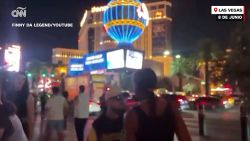<p>Una transmisión en vivo capturó el momento en que un sospechoso abrió fuego en la Franja de Las Vegas la noche del domingo. La Policía dice que Manuel Ruiz se entregó, fue detenido y enfrentará dos cargos de homicidio con arma mortal.</p>