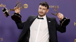 <p>“Baby Reindeer” fue una de las series más galardonadas en la noche de los 76º Premios Emmy, con cuatro estatuillas. Al recibir el reconocimiento como mejor guión para una serie limitada, el productor y actor Richard Gadd ofreció un emotivo discurso.</p>