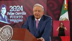 <p>El presidente de México, Andrés Manuel López Obrador, informó que está buscando un acuerdo con Estados Unidos para que los migrantes deportados no sean devueltos a México tras la aplicación de la medida anunciada este martes por el mandatario estadounidense, Joe Biden. Además, dio a conocer que se crearan tres puentes fronterizos en diferentes ciudades de México y Estados Unidos.</p>