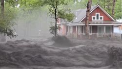 <p>Un video muestra una inundación repentina en Ruidoso, Nuevo México. Según el pueblo de Ruidoso, la ciudad tuvo evacuaciones debido a las inundaciones repentinas.</p>