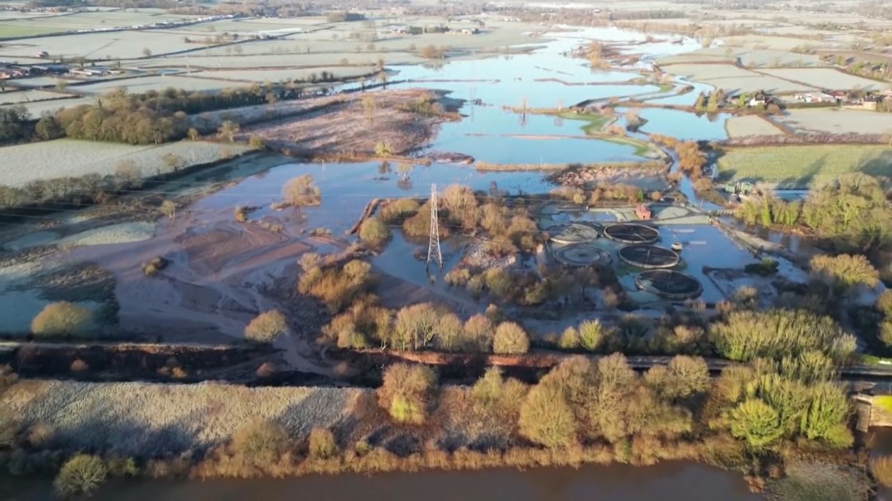 <p>Las fuertes lluvias que azotaron el norte de Inglaterra provocaron el colapso de un canal en Cheshire. Un video captado por un dron revela el daño que ocasionaron las precipitaciones en la zona.</p>