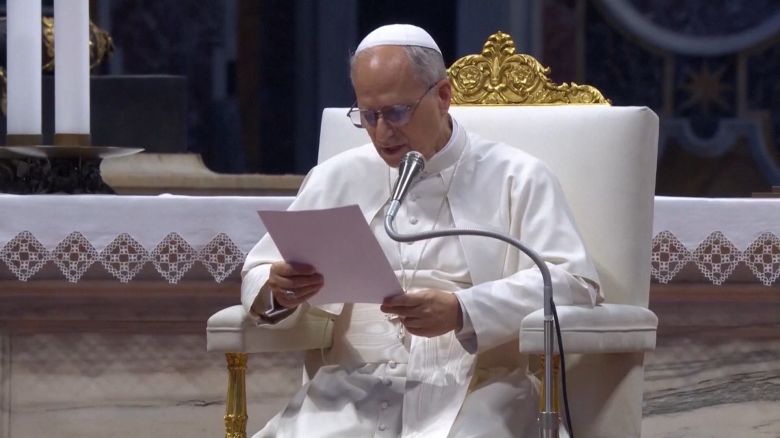 <p> León XIV llama a “la responsabilidad y la razón” tras ataques entre Israel e Irán</p><p>DESC: Tras el aumento en la tensión en Medio Oriente por el intercambio de ataques aéreos entre Irán e Israel, el papa León XIV hizo un llamado al diálogo y pidió que prevalezca “la responsabilidad y la razón”.</p>