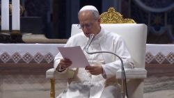 <p> León XIV llama a “la responsabilidad y la razón” tras ataques entre Israel e Irán</p><p>DESC: Tras el aumento en la tensión en Medio Oriente por el intercambio de ataques aéreos entre Irán e Israel, el papa León XIV hizo un llamado al diálogo y pidió que prevalezca “la responsabilidad y la razón”.</p>