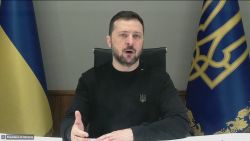 <p>El presidente ucraniano, Volodymyr Zelensky, se dirige a la sesión especial del Parlamento Europeo desde Kiev, en el día 1.000 desde que Rusia lanzó la invasión de Ucrania.</p>