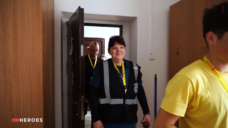 teresa gray ucrania refugiados rumania mobile medics international heroes cnn_00011304.png