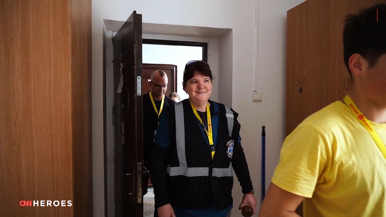 teresa gray ucrania refugiados rumania mobile medics international heroes cnn_00011304.png