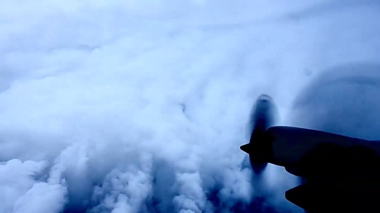 <p> La Oficina Nacional de istración Oceánica y Atmosférica (NOAA, por sus siglas en inglés) grabó en video el interior del poderoso huracán Beryl. La tormenta se intensificó hasta convertirse en un huracán categoría 5 este martes con vientos de 265 km/h, de acuerdo con el Centro Nacional de Huracanes de EE.UU.</p>