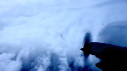 <p> La Oficina Nacional de Administración Oceánica y Atmosférica (NOAA, por sus siglas en inglés) grabó en video el interior del poderoso huracán Beryl. La tormenta se intensificó hasta convertirse en un huracán categoría 5 este martes con vientos de 265 km/h, de acuerdo con el Centro Nacional de Huracanes de EE.UU.</p>