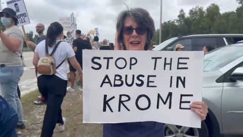 <p> En los últimos días, familiares y detenidos denunciaron sobrepoblación y condiciones no aptas en el lugar. Las denuncias recientes de familiares y detenidos sobre condiciones no aptas y hacinamiento para los detenidos que se encuentran en el Centro de Procesamiento para Inmigrantes de Krome, motivaron a la alcaldesa del condado Miami Dade, Daniella Levine Cava, a enviar una carta dirigida a la secretaria de Seguridad Nacional, Kristi Noem, donde le manifiesta su preocupación por el aumento de detenidos en este centro, así como por las condiciones posiblemente peligrosas en las que se encuentran.</p>