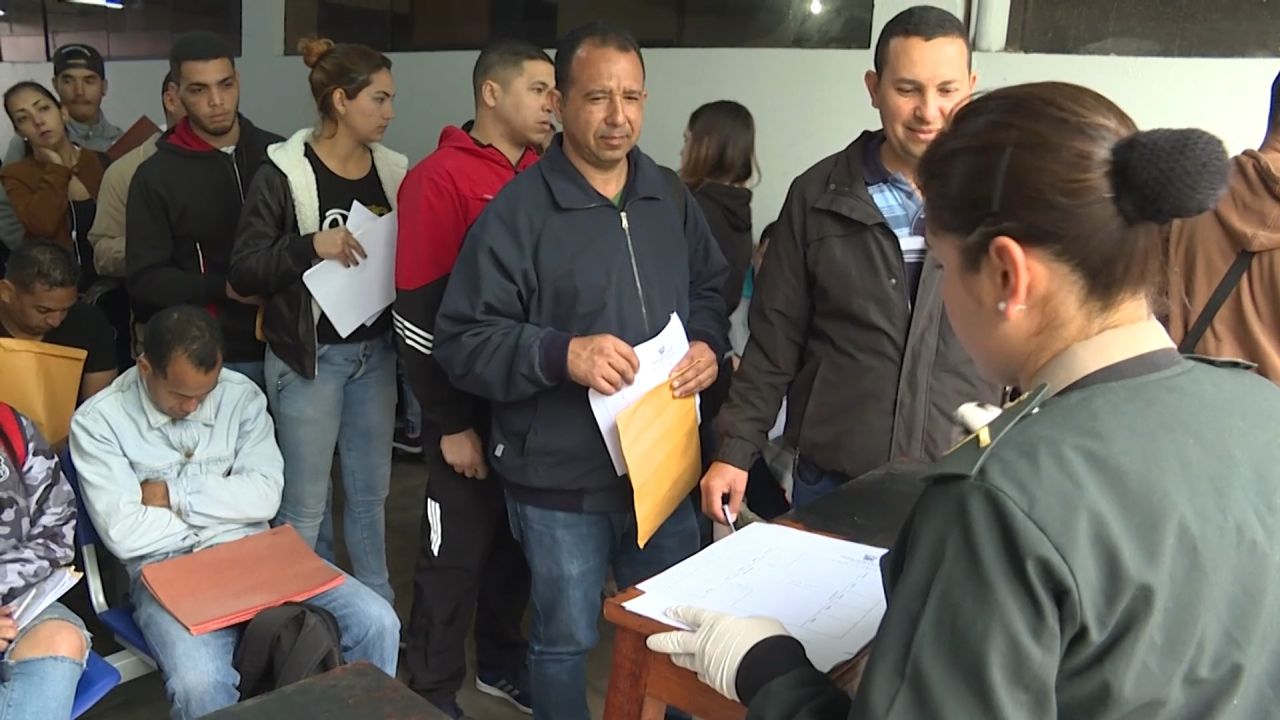 <p>Pocos son los venezolanos que podrán regresar a su país para ejercer su voto durante la jornada electoral del 28 de julio; dos de esos cuantos que residen en Perú, cuentan a CNN cuales son sus razones para regresar a Venezuela ese domingo.</p>