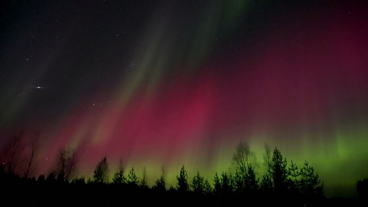 <p>Los cielos de Sodankyla, Finlandia, se volvieron a pintar de colores intensos este lunes, gracias a un espectáculo de auroras boreales. Alexander Kuznetsov, un fotógrafo local, logró captarlas con su lente al norte del círculo polar ártico.</p>