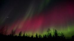 <p>Los cielos de Sodankyla, Finlandia, se volvieron a pintar de colores intensos este lunes, gracias a un espectáculo de auroras boreales. Alexander Kuznetsov, un fotógrafo local, logró captarlas con su lente al norte del círculo polar ártico.</p>