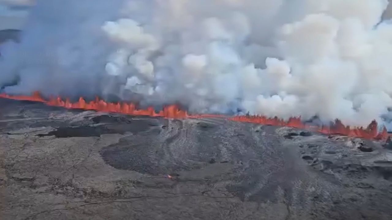 <p>Imágenes aéreas muestran cómo este miércoles 29 de mayo un volcán situado en el suroeste de Islandia expulsó lava caliente y humo.</p>