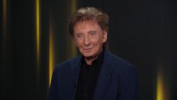 <p>El cantante Barry Manilow tendrá su gira final por Norteamérica; Tom Hiddleston protagoniza “The Life of Chuck”, basada en una novela de Stephen King; y preparan una subasta para celebrar el día de Star Wars el próximo 4 de mayo. Estas son las noticias de entretenimiento del Minuto Hollywood con Clara López.</p>