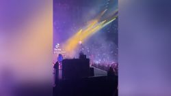 <p>El cantante Chris Brown quedó atrapado mientras estaba suspendido en el aire durante su concierto en Newark, Nueva Jersey. Al cantante le acercaron una escalera para que bajara, y pareció intercambiar palabras con un miembro del equipo, después de que estuvo a salvo en el suelo. Brown le dijo al público que estaba enojado, pero continuó actuando para los fans.</p><p>CNN contactó al equipo de Brown para solicitar comentarios, pero no ha recibido respuesta.</p>