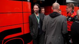 clipped thumbnail - minuto-hollywood-keanu-reeves-habilidades-piloto-pista-indianapolis-motor-speedway-showbiz - CNN ID 21020730 - 00:00:07;27