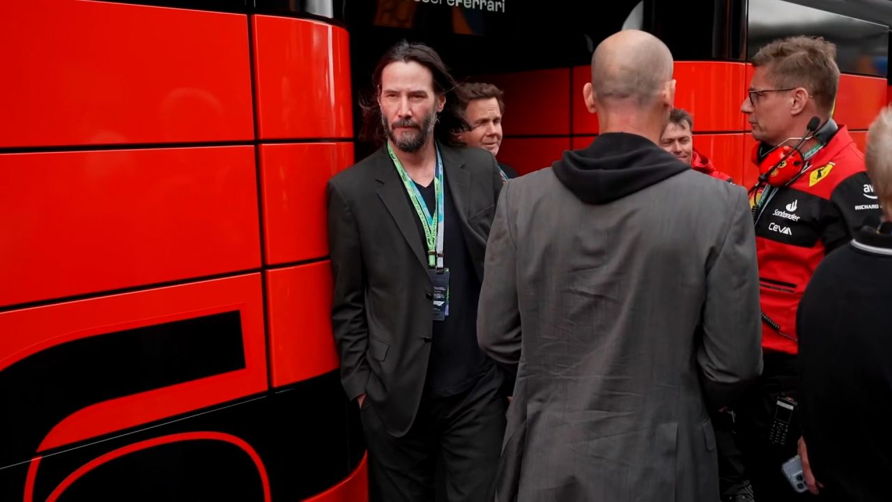 clipped thumbnail - minuto-hollywood-keanu-reeves-habilidades-piloto-pista-indianapolis-motor-speedway-showbiz - CNN ID 21020730 - 00:00:07;27