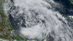 <p>Se espera que la tormenta Alberto se desplace lentamente hacia el oeste esta tarde y se acerque a la costa noreste de México durante la noche. Alberto producirá precipitaciones totales de 12 a 24 centímetros a lo largo del noreste de México hasta el sur de Texas.</p>