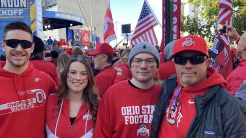 <p>Más de 350.000 paros cardíacos ocurren fuera de hospitales cada año en Estados Unidos, según la American Heart Association. En el Minuto de Salud de hoy, Carmen Zone, un fan del fútbol americano, cuenta su historia de supervivencia gracias a un extraño que actuó durante un partido.</p>