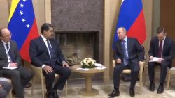 <p>El Kremlin confirmó que mantiene <a  target="_top" href="/newspapers?url=https://cnnespanol.cnn.com/2025/11/02/venezuela/rusia-contacto-gobierno-maduro-orix">comunicación con el Gobierno del presidente venezolano Nicolás Maduro</a> en medio de la tensión por los ataques de Estados Unidos a barcos en el Caribe y el Pacífico, así como por las maniobras militares cerca de la costa del país sudamericano. El portavoz del Kremlin, Dmitri Peskov, afirmó que “tenemos varias obligaciones contractuales”, sin referirse directamente a una presunta solicitud de ayuda de Maduro.</p>
