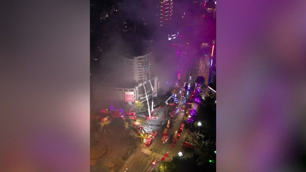 <p>Al menos 16 personas murieron durante un incendio en un centro comercial en la ciudad china de Zigong. Según informa la cadena estatal CCTV, 30 personas fueron rescatadas de las voraces llamas gracias al trabajo de al menos 300 trabajadores de emergencia presentes para asistir en la dramática situación.</p>