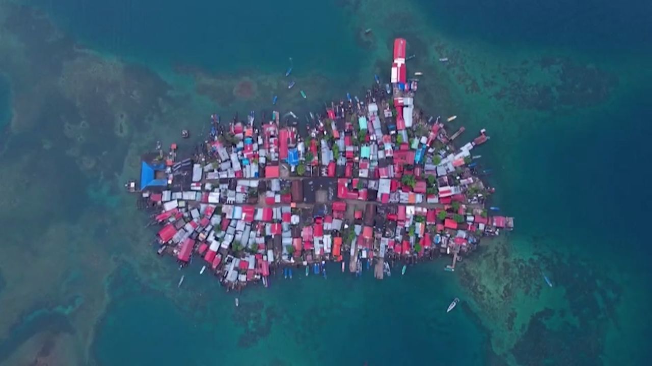 <p>Pobladores de la isla Gardi Sugdub en Panamá han tenido que mudarse porque el aumento del nivel del mar los pone en riesgo. La encrucijada de tener que abandonar sus viviendas por los efectos de la crisis climática y el hacinamiento, para mudarse a tierra firme.</p>