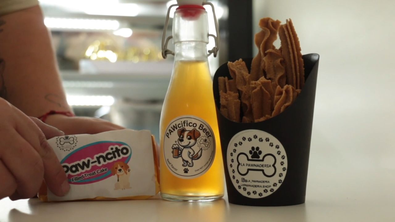 <p>Las mascotas en Downey, en el sureste de Los Ángeles, California, podrán disfrutar ahora de snacks inspirados en el tradicional pan dulce mexicano. Conoce La Pawnadería y por qué está siendo una tendencia para consentir a los perros.</p>