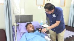 <p>Vishwash Kumar Ramesh, el único sobreviviente confirmado del vuelo de Air India con 242 personas a bordo, habló desde la cama de un hospital para Doordarshan, la televisión pública de la India y relató lo que sucedió y cómo logró escapar a pie del avión.</p>