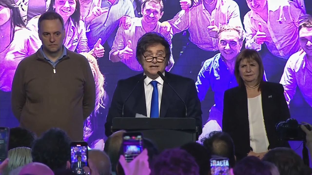 <p>Tras la victoria de su partido en las elecciones legislativas de medio término en Argentina, el presidente Javier Milei celebró cantando ante los seguidores de La Libertad Avanza. Milei hizo una clara referencia al eslogan de su aliado político Donald Trump, "Make America Great Again", asegurando que hará "grande a Argentina nuevamente". El movimiento del mandatario se impuso a nivel nacional con el 40,84 % de los votos en la Cámara de Diputados, según resultados preliminares.</p>